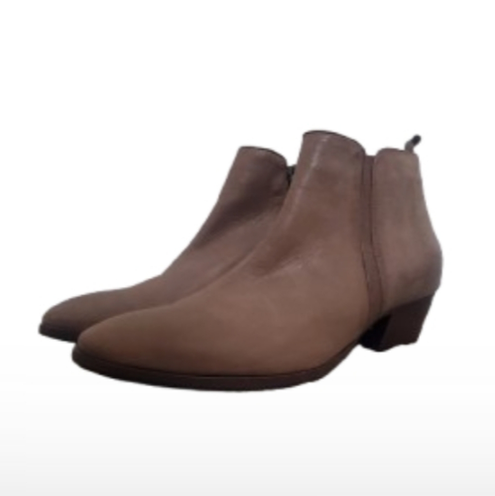 AQUATALIA - NWOT Brown Leather Boots